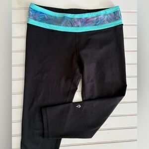 IVIVVA by LULULEMON girls size 14
crop leggings